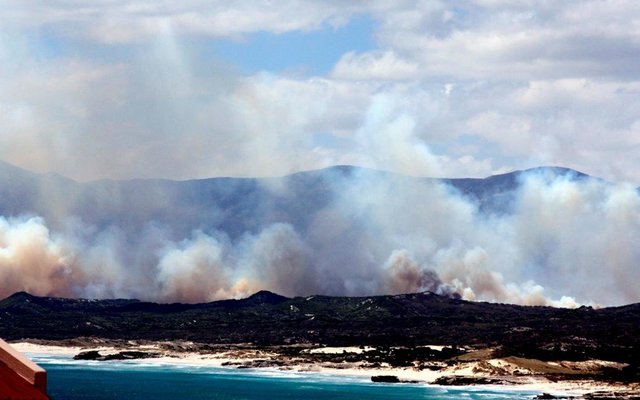 Veldvuur, Stanford, soos gesien vanaf  De Kelders.  Foto: Mario Seegers